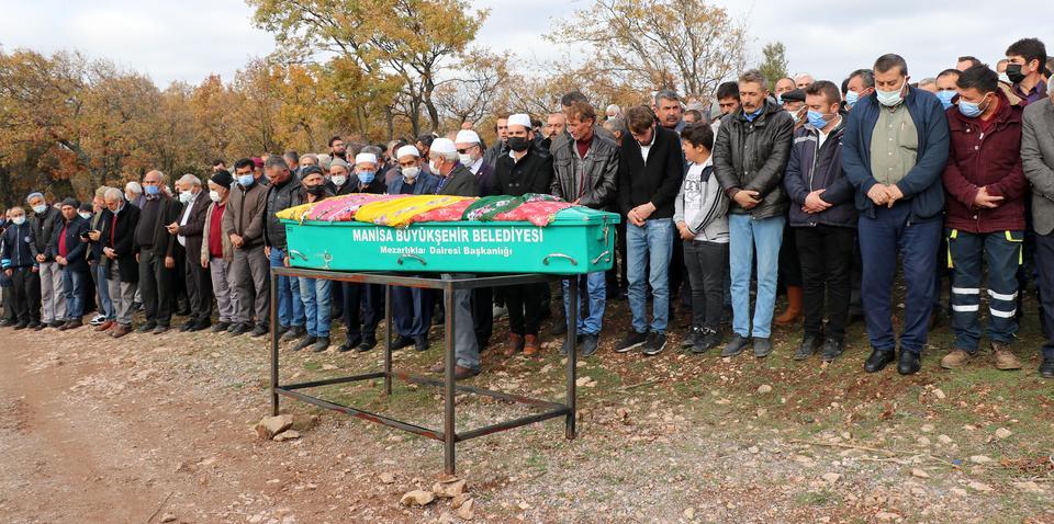 Manisa'nın Akhisar ilçesindeki trafik kazasında hayatını kaybeden 24 yaşındaki genç öğretmen Bahar Zeybek'in cenazesi toprağa verildi. ( Ahmet Bayram - Anadolu Ajansı )