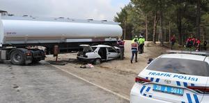 Denizli'de akaryakıt tankerinin çarptığı otomobildeki 3 kişi öldü