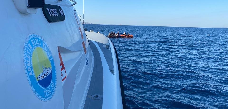 İzmir ve Aydın açıklarında 305 düzensiz göçmen kurtarıldı