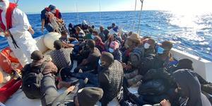 Muğla'nın Marmaris ilçesi açıklarında bulunan 84 düzensiz göçmen karaya çıkarıldı. Sahil Güvenlik Komutanlığı ekipleri, Yunanistan tarafından Türk kara sularına itildiği belirlenen 84 düzensiz göçmeni kurtardı. ( Sahil Güvenlik Komutanlığı - Anadolu Ajansı )