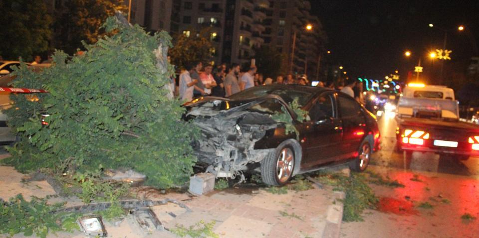 Manisa’da trafik kazasında kaldırıma çıkan otomobil 5 ağacı devirdi