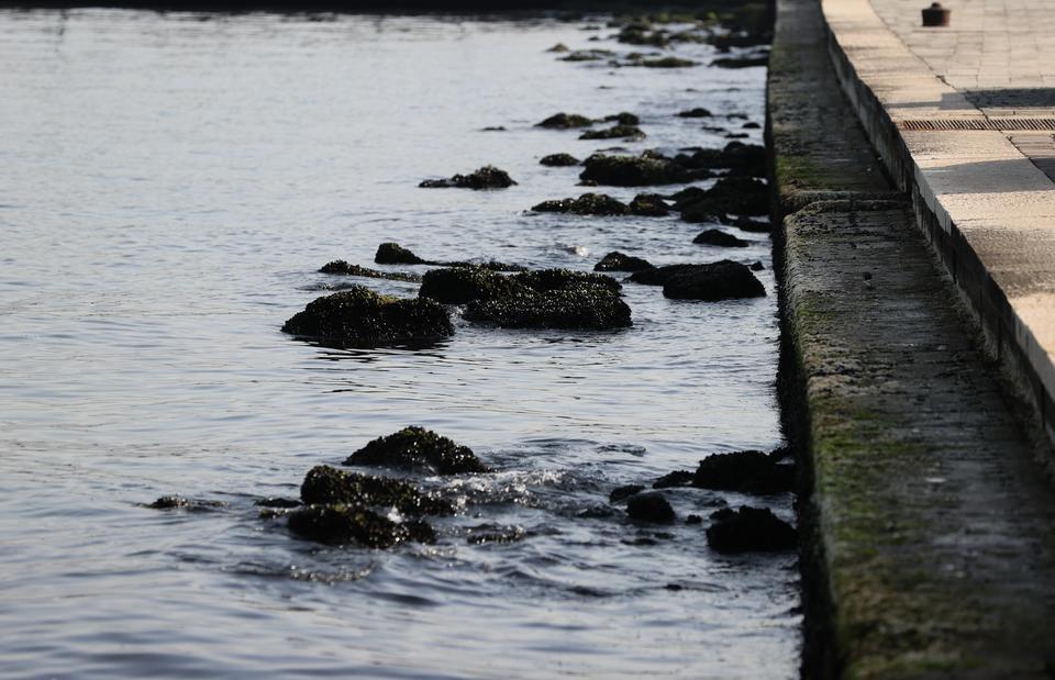 İzmir'de kıyılardaki su çekilmesi deniz ulaşımını olumsuz etkiliyor