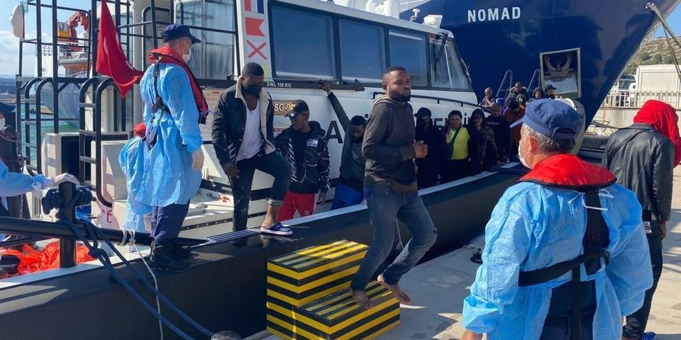 İzmir'in Çeşme ilçesi açıklarında, Yunanistan unsurlarınca Türk kara sularına itilen 63 düzensiz göçmen kurtarıldı, yelkenli tekneyle yasa dışı yollardan yurt dışına çıkmaya çalışan 38 düzensiz göçmen ise yakalandı. ( Sahil Güvenlik Komutanlığı - Anadolu Ajansı )