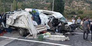 Aydın’ın Söke ilçesinde minibüsün otomobil ve kamyonete çarpması sonucu 2 kişi yaralandı. ( Musa Ölmez - Anadolu Ajansı )