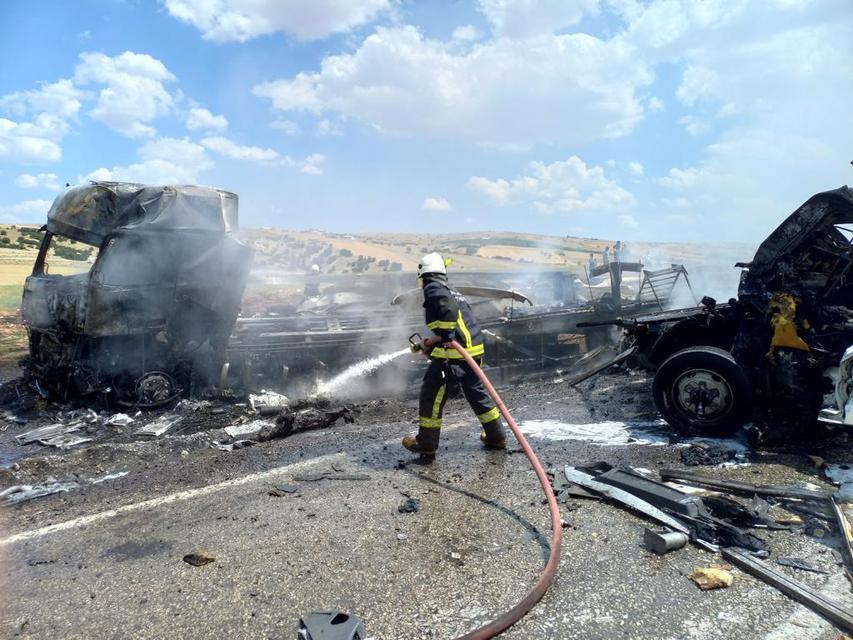 Antalya'da kamyonet ile tırın çarpıştığı kazada 3 kişi öldü, 1 kişi yaralandı
