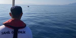 İzmir açıklarında lastik botlardaki 124 düzensiz göçmen yakalandı