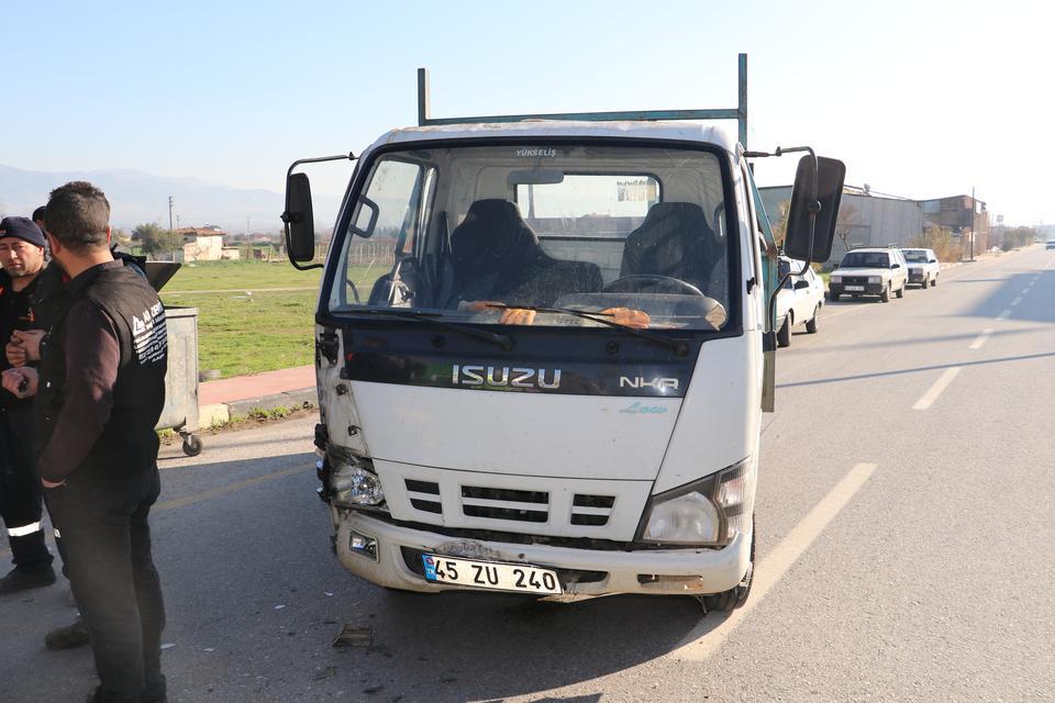 Alaşehir'de kamyonetle otomobilin çarpışması sonucu 1 kişi yaralandı