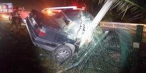 Alanya'da aydınlatma direğine çarpan otomobilin sürücüsü öldü