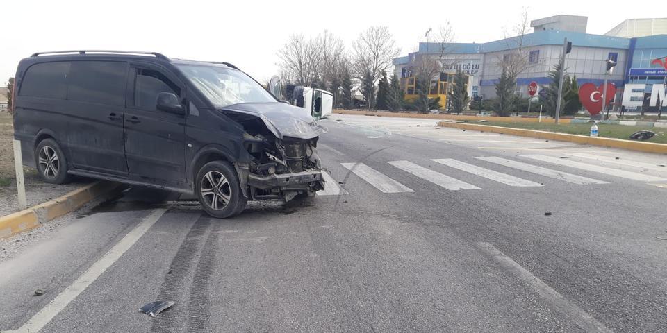 Afyonkarahisar'da minibüsle çarpışan kamyonet sürücüsü yaralandı