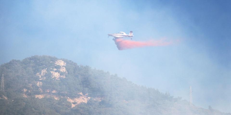 Datça'daki yangına 5 uçak ve 12 helikopterle müdahale ediliyor