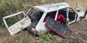 Manisa'da şarampole devrilen otomobildeki 2 kişi yaralandı