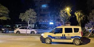 İzmir'in Bayraklı ilçesinde silahlı saldırıya uğrayan kişi hayatını kaybetti. Polis ekipleri, olay yeri ve çevresinde inceleme yaptı. ( Hüseyin Bağış - Anadolu Ajansı )