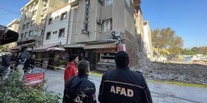 İzmir'in Konak ilçesi Basmane semtinde otel ve lokantanın bulunduğu 2 katlı bina, yıkılma tehlikesi nedeniyle boşaltıldı. ( Hüseyin Bağış - Anadolu Ajansı )