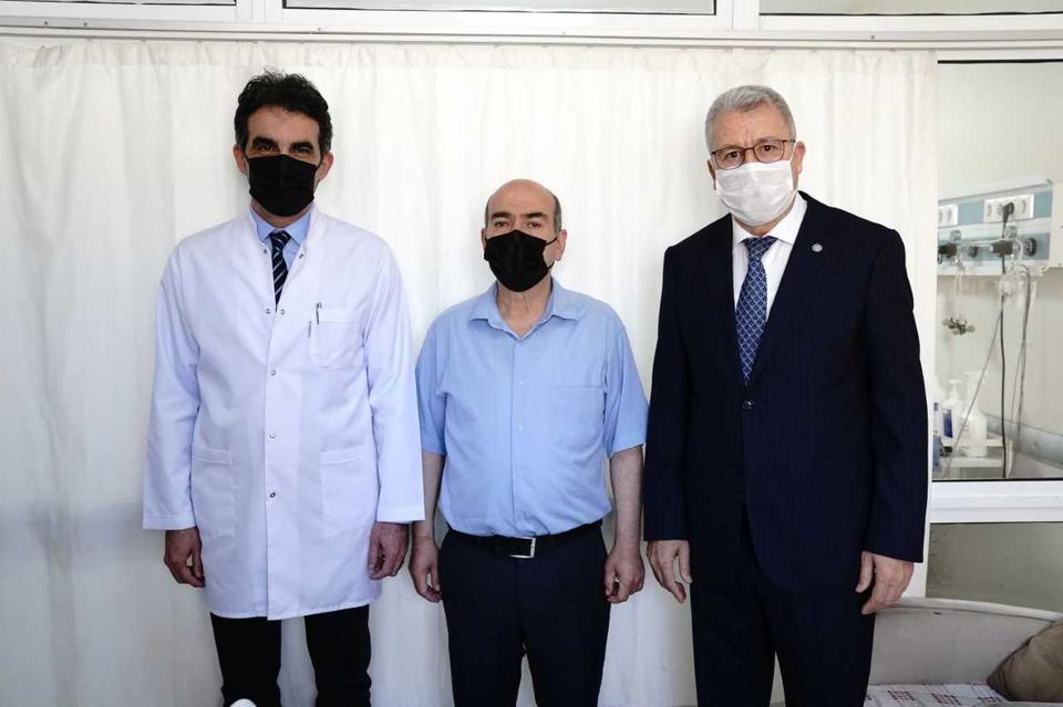 İzmir'de bir hastanın göğüs boşluğundan 5 kilogram tümör çıkarıldı