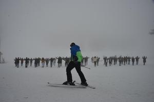Üniversite öğrencileri Murat Dağı'nda kar üstünde "Harmandalı" oynadı