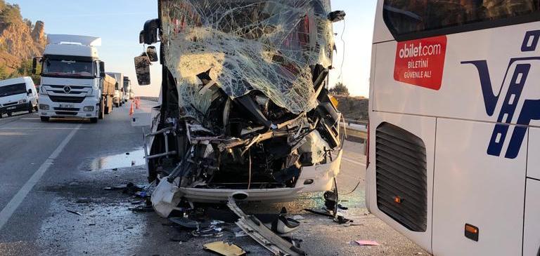 Afyonkarahisar'ın Dazkırı ilçesinde yolcu otobüsünün de aralarında bulunduğu 4 aracın karıştığı trafik kazasında 1 kişi hayatını kaybetti, 35 kişi yaralandı. ( Jandarma Genel Komutanlığı - Anadolu Ajansı )