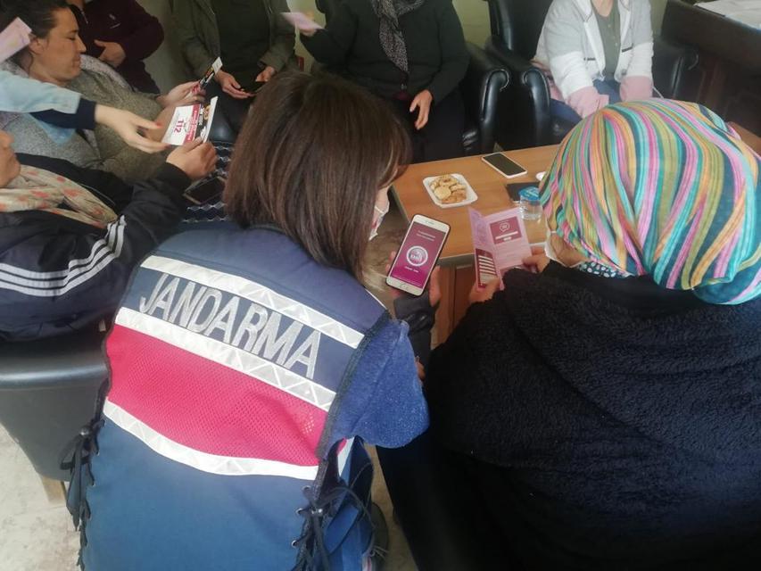 Aydın'da jandarma ekipleri kadınlara KADES'i tanıttı