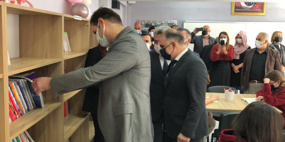 Aydın'ın Germencik ilçesinde "Kütüphanesiz okul kalmayacak" projesi kapsamında bir okulda kütüphane açıldı. ( Necip Uyanık - Anadolu Ajansı )