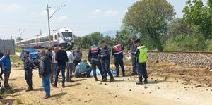 İzmir'de hemzemin geçitte trenin çarptığı traktörün şoförü öldü