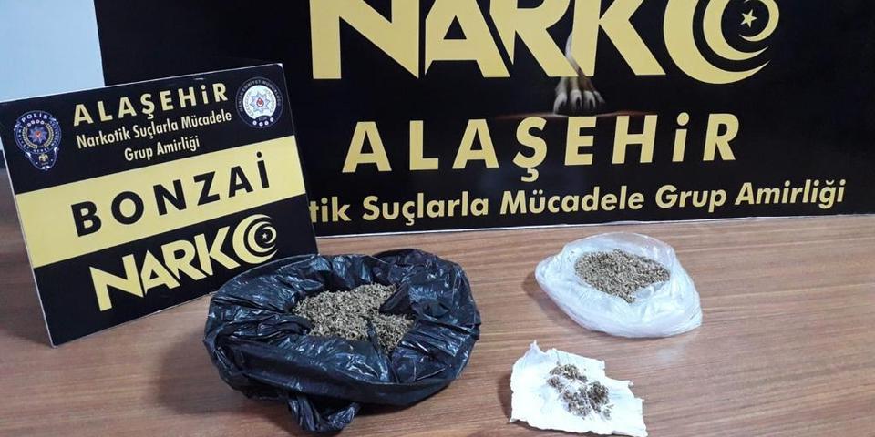 Manisa'nın Alaşehir ilçesinde düzenlenen uyuşturucu operasyonunda aynı aileden 3 kişi yakalandı. Belirlenen adreste arama yapan ekipler, 61 gram uyuşturucu ele geçirdi.  ( Ali Yıldırım - Anadolu Ajansı )
