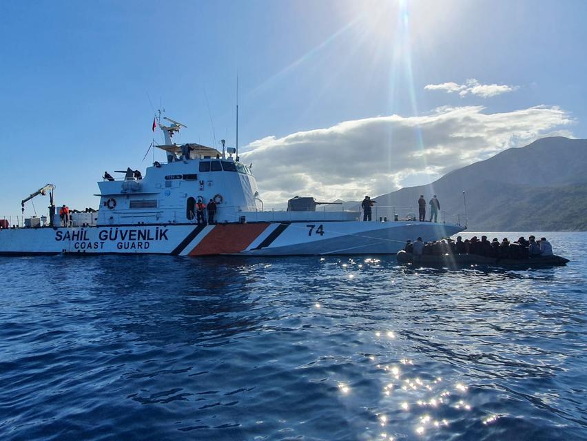Kuşadası'nda Türk kara sularına geri itilen 37 düzensiz göçmen kurtarıldı