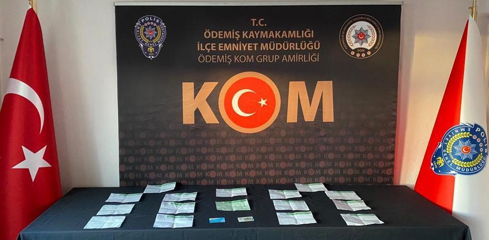 İzmir'in Ödemiş ilçesinde tefecilik yaptığı öne sürülen kişi gözaltına alındı. Şüphelinin adresinde yapılan aramada 2 kredi kartı ve 16 dekont ele geçirildi. ( Turgay Konuralp - Anadolu Ajansı )