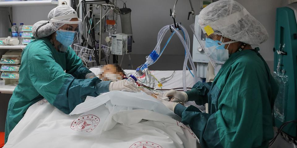 İzmir'de hastanelerde görev yapan sağlık çalışanları mart ayından bu yana Kovid-19 tanısı konulan hastaların sağlıklarına kavuşturmak için mücadele ediyor. Türkiye'de salgının görüldüğü marttan bu yana yüzlerce kişiyi iyileştiren sağlık çalışanları için yoğun bakıma gelen her hasta aslında yeni bir mücadeleyi simgeliyor.  ( Mahmut Serdar Alakuş - Anadolu Ajansı )
