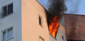 Antalya'da yangında evlerinde mahsur kalan 3 kişi kurtarıldı