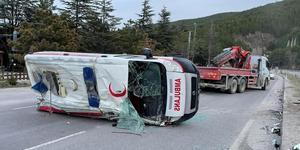 Afyonkarahisar'da ambulansın devrilmesi sonucu 2 kişi yaralandı
