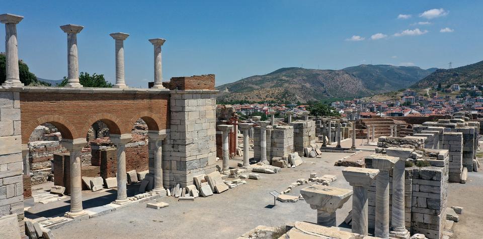Selçuk'taki kazılarda Bizans Dönemi'ndan kalma zemin döşemesi gün yüzüne çıkarıldı