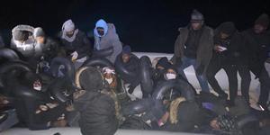 Aydın'ın Kuşadası ilçesi açıklarında lastik botta yakalanan 31 düzensiz göçmen karaya çıkarıldı. ( Sahil Güvenlik Komutanlığı - Anadolu Ajansı )