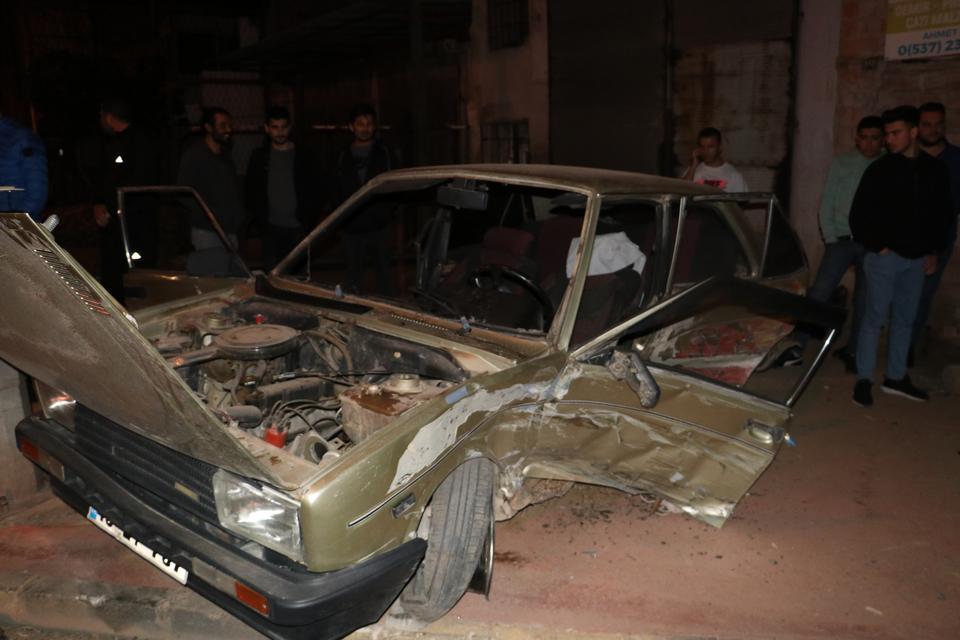 Manisa'da iki otomobilin çarpışması sonucu 3 kişi yaralandı