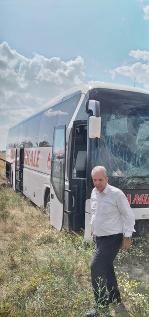 Denizli'de yoldan çıkan otobüsteki muavin yaralandı