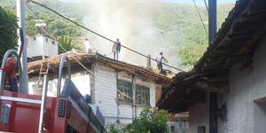Beydağ'daki yangında 2 ev hasar gördü