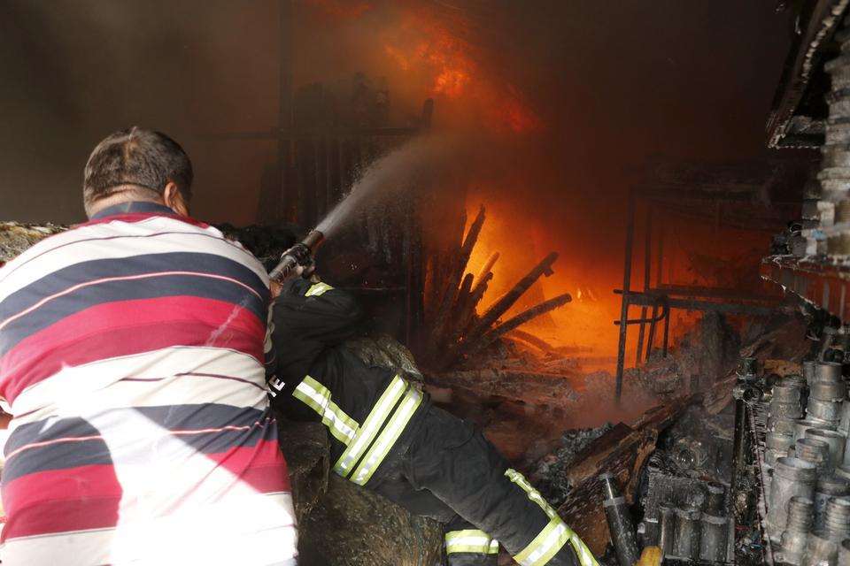 Muğla'nın Fethiye ilçesinde sera naylonu satan iş yerinde çıkan yangın yaklaşık 4 saatte söndürüldü. ( Ali Rıza Akkır - Anadolu Ajansı )