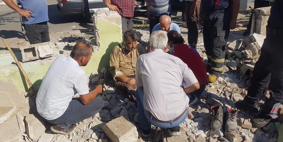 Aydın'da yıktıkları duvarın altında kalan 2 kişi yaralandı