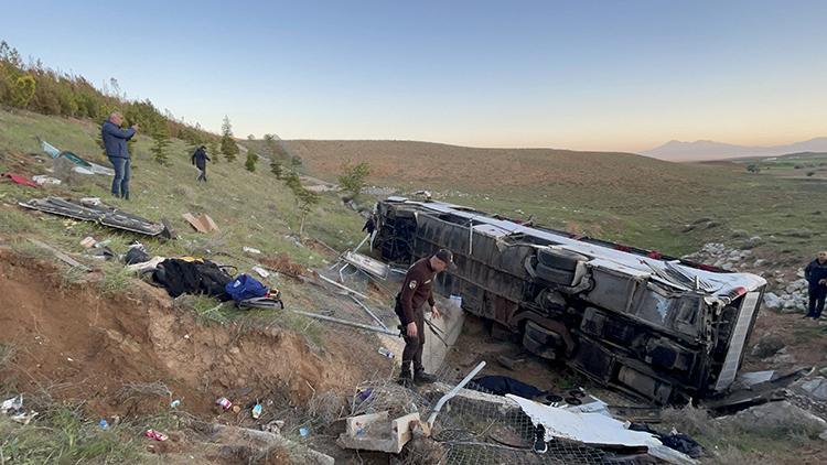 Niğde'de otobüsün devrilmesi sonucu, 2 kişi yaşamını yitirdi, 42 kişi yaralandı. ( Abdullah Özkul - Anadolu Ajansı )