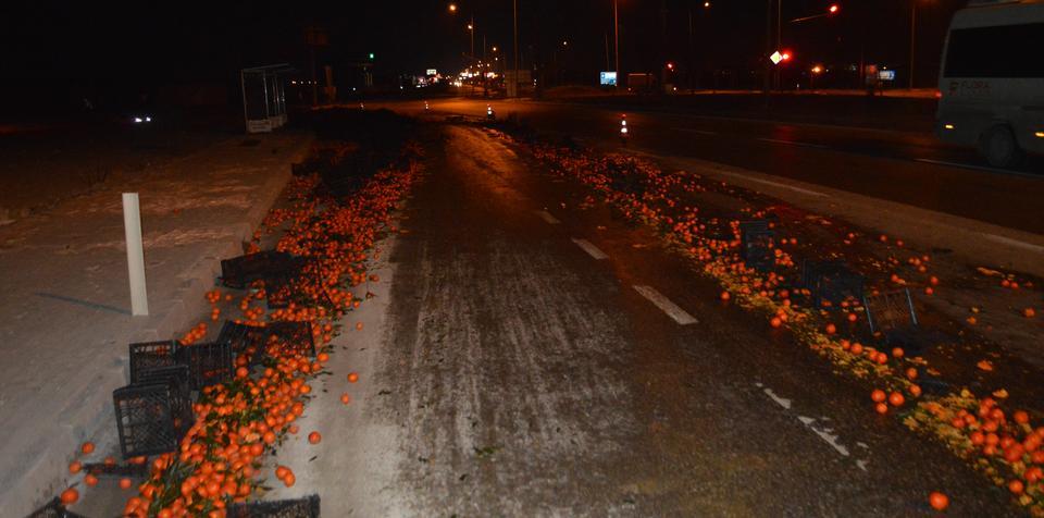 Afyonkarahisar'da yola saçılan mandalinalar trafiği aksattı