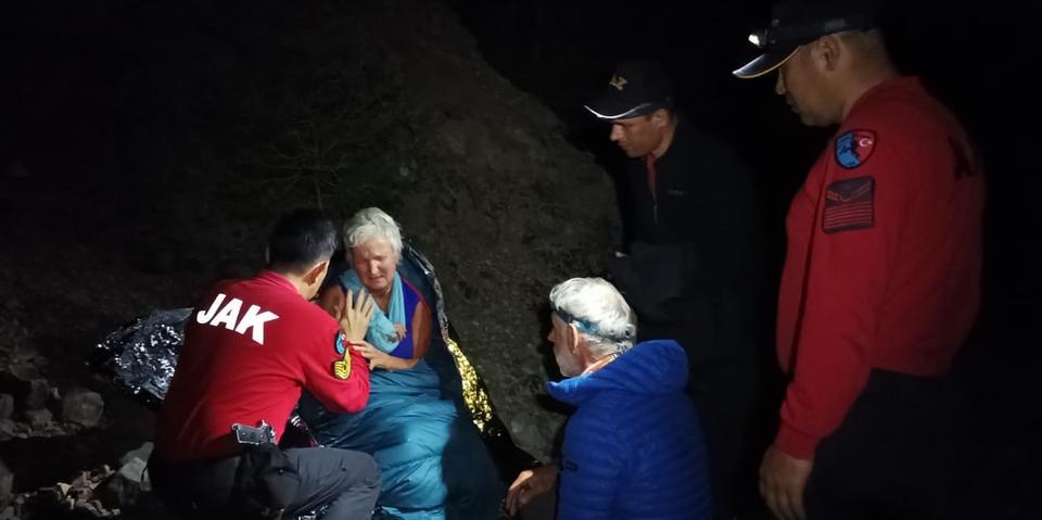 Antalya'da dağlık bölgede mahsur kalan Hollandalı 2 kişi kurtarıldı