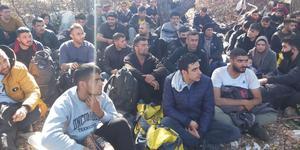 İzmir'de 12 göçmen kaçakçısı ile 89 düzensiz göçmen yakalandı
