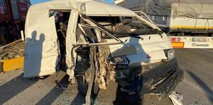 Uşak'ta minibüs ile traktörün çarpışması sonucu 6 kişi yaralandı