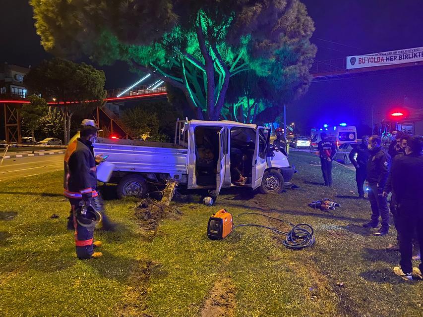 Manisa'nın Yunusemre ilçesinde refüjdeki ağaca ve elektrik direğine çarpan kamyonetteki 2 kişi yaşamını yitirdi. ( Serkan Özcan - Anadolu Ajansı )