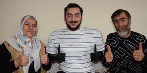 Aydın’da elektrik akımına kapılması sonucu iki kolunu kaybeden 18 yaşındaki Samet Aktepe, yardım kampanyası ile alınan biyonik kollarına kavuştu. ( Gökhan Düzyol - Anadolu Ajansı )
