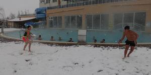 Afyonkarahisar'da tatilciler kar altında termal havuza girdi