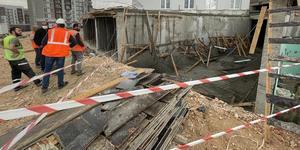 İzmir'in Karabağlar ilçesinde inşaatta beton kalıbının çökmesi sonucu 1 işçi yaralandı.  ( Hüseyin Bağış - Anadolu Ajansı )