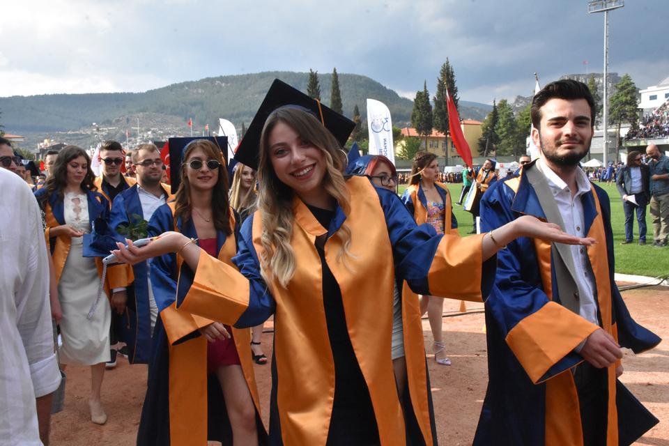 Muğla'da mezun olan üniversite öğrencileri yağmur altında kep attı