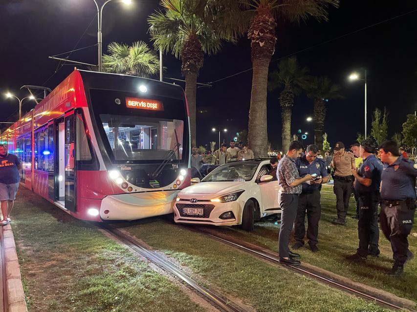 İzmir'de kontrolden çıkıp tramvaya çarparak duran otomobilin sürücüsü yaralandı