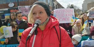 Kuşadası'nda yaşayan Ukraynalılar Rusya'yı protesto etti