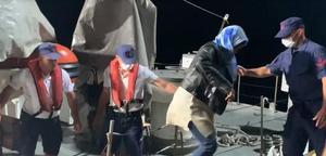 İzmir açıklarında geri itilen can salındaki 8 düzensiz göçmen kurtarıldı