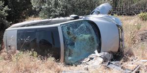 İzmir'de şarampole devrilen hafif ticari araçtaki 3 kişi yaralandı